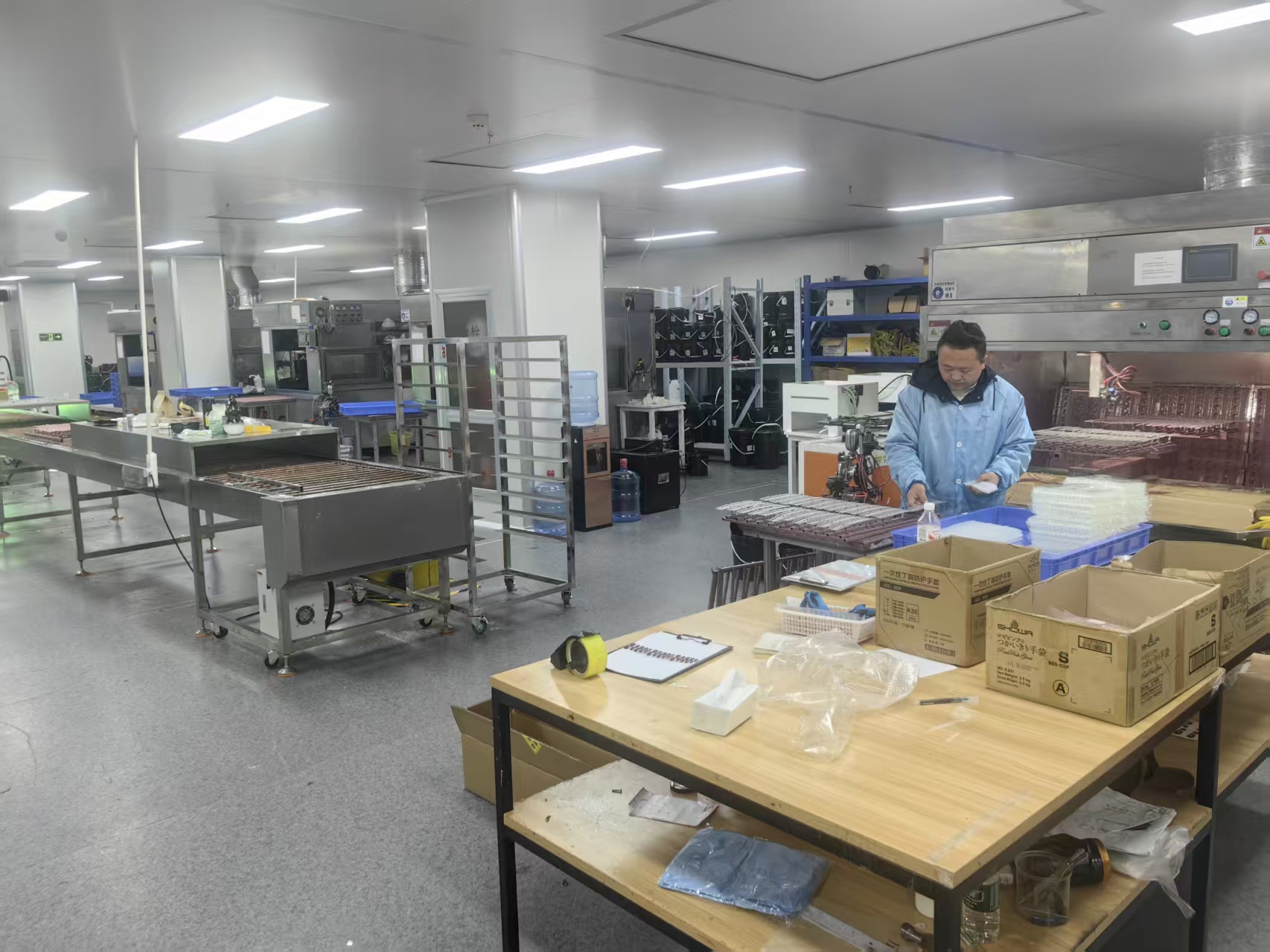 Finished goods packing station